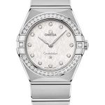 Omega Constellation Manhattan Quartz Watch – 28 mm Steel Case – Diamond-Paved Bezel – White Silvery Dial – 131.15.28.60.52.001